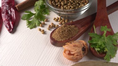 Kişniş tozu, Hint baharatı ve bitkileri için bir kase kişniş tohumu..