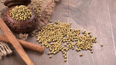 Kişniş tozu, Hint baharatı ve bitkileri için bir kase kişniş tohumu..