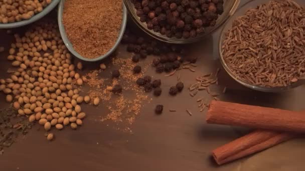 Indiska Kryddor Och Örter Trä Bakgrund Livsmedel Och Köksingredienser — Stockvideo