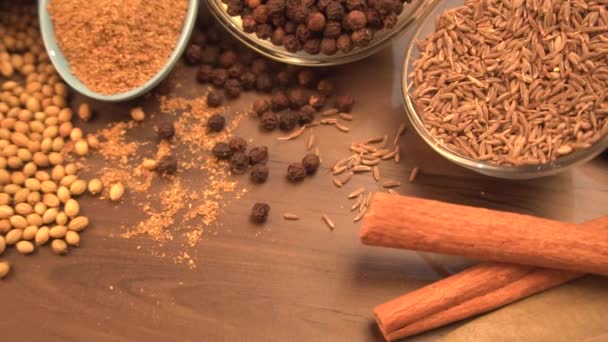 Condimente Indiene Ierburi Fundal Din Lemn Ingrediente Alimentare Bucătărie — Videoclip de stoc