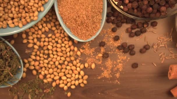 Ahşap Arka Planda Hint Baharatları Bitkiler Yemek Yemek Malzemeleri — Stok video
