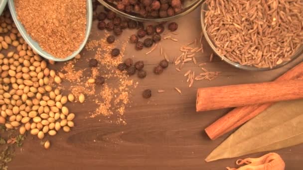 Индийские Специи Травы Деревянном Фоне Продукты Питания Кухни — стоковое видео