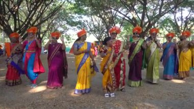 Uluslararası Kadınlar Günü 'nü kutlamak için geleneksel giysiler içinde Hintli kadınlar.