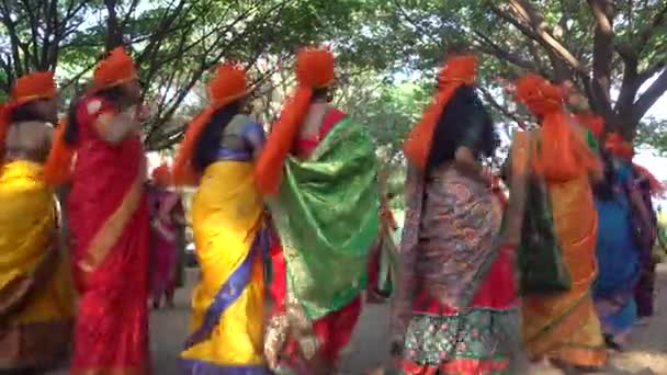 Индийские Женщины Традиционной Одежде Отмечают Международный Женский День — стоковое видео