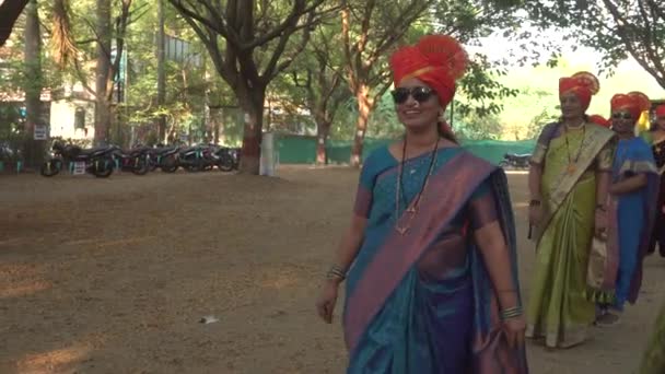 Індійські Жінки Традиційному Одязі Святкують Міжнародний Жіночий День — стокове відео