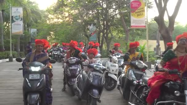 骑自行车的印度妇女骑自行车参加妇女自行车拉力赛 庆祝国际妇女节 — 图库视频影像