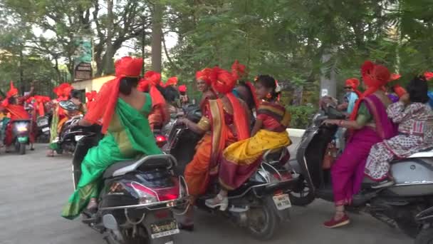 Mujeres Indias Ropa Tradicional Bicicleta Women Bike Rally Para Celebrar — Vídeos de Stock