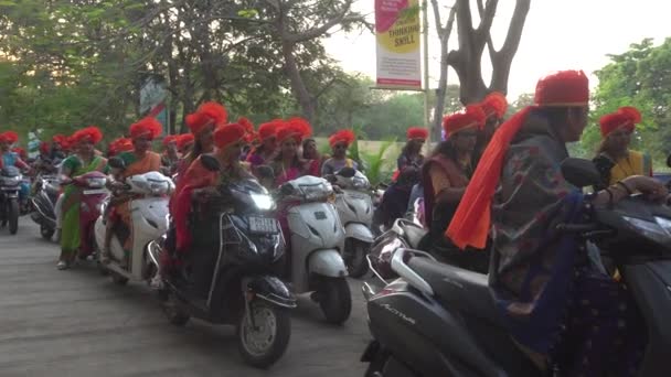 Indyjskie Kobiety Tradycyjnej Odzieży Jazda Rowerze Rajdzie Rowerowym Kobiet Aby — Wideo stockowe