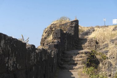 Lohagad Kalesi popüler bir tarihi yapıdır. Malavali yakınlarındaki etkileyici bir tepenin üstünde. Bu yer gezginler arasında oldukça popüler.