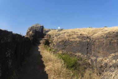 Lohagad Kalesi popüler bir tarihi yapıdır. Malavali yakınlarındaki etkileyici bir tepenin üstünde. Bu yer gezginler arasında oldukça popüler.