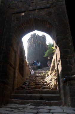 Pune India yakınlarındaki Sinhagad kalesinde turistler. Sinhagad, Hindistan 'ın Pune kentinin yaklaşık 49 km güneybatısında bulunan antik bir tepe kalesidir.
