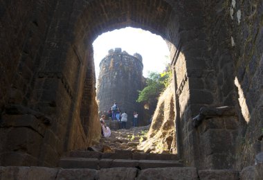 Pune India yakınlarındaki Sinhagad kalesinde turistler. Sinhagad, Hindistan 'ın Pune kentinin yaklaşık 49 km güneybatısında bulunan antik bir tepe kalesidir.