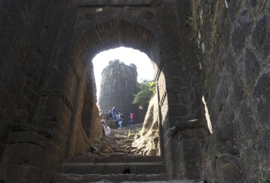 Pune India yakınlarındaki Sinhagad kalesinde turistler. Sinhagad, Hindistan 'ın Pune kentinin yaklaşık 49 km güneybatısında bulunan antik bir tepe kalesidir.