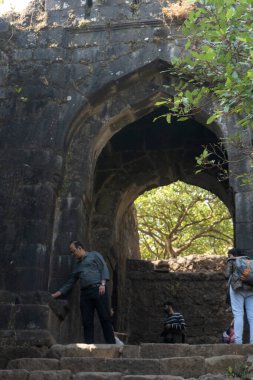 Pune India yakınlarındaki Sinhagad kalesinde turistler. Sinhagad, Hindistan 'ın Pune kentinin yaklaşık 49 km güneybatısında bulunan antik bir tepe kalesidir.