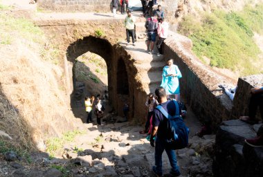 Pune India yakınlarındaki Sinhagad kalesinde turistler. Sinhagad, Hindistan 'ın Pune kentinin yaklaşık 49 km güneybatısında bulunan antik bir tepe kalesidir.