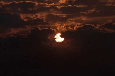 Bulutlu ve aylı güzel gece gökyüzü