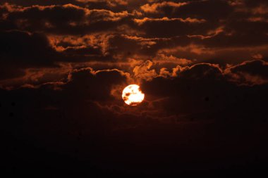 Bulutlu ve aylı güzel gece gökyüzü