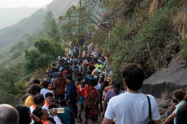 Pune, Maharashtra Hindistan - 10 Aralık 2023: Pune Darwaja Sinhagad Kalesi 'nde (Kondhana Killa) halk turistleri