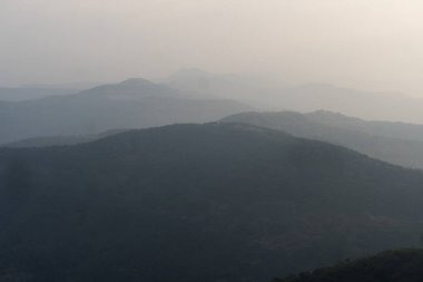 Hindistan 'da dağları olan güzel bir manzara, Pune.