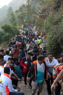 Pune, Maharashtra Hindistan - 10 Aralık 2023: Pune Darwaja Sinhagad Kalesi 'nde (Kondhana Killa) halk turistleri