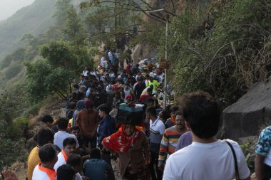 Pune, Maharashtra Hindistan - 10 Aralık 2023: Pune Darwaja Sinhagad Kalesi 'nde (Kondhana Killa) halk turistleri