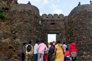 Pune, Maharashtra Hindistan 'da insanlar - 10 Aralık 2023: Pune Darwaja Sinhagad kalesinde (Kondhana Killa).