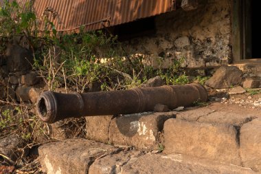 Lohagad Kalesi popüler bir tarihi yapıdır. Malavali yakınlarındaki etkileyici bir tepenin üstünde. Bu yer gezginler arasında oldukça popüler.