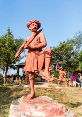 Pune, Maharastra, Hindistan - 18 Kasım 2019: Hindistan 'dan bir kabile savaşçısının heykelleri. Sömürge güçlerine karşı ayaklanan yerel topluluklar.