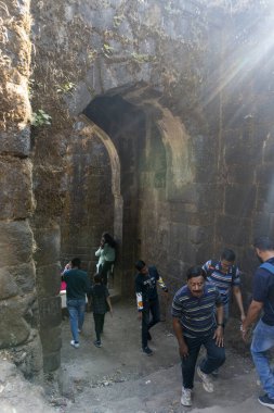 Pune, Maharashtra Hindistan - 10 Aralık 2023: Pune Darwaja Sinhagad kalesinde (Kondhana Killa) Pune yakınlarında.