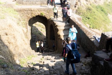 Pune, Maharashtra Hindistan - 10 Aralık 2023: Pune Darwaja Sinhagad kalesinde (Kondhana Killa) Pune yakınlarında.