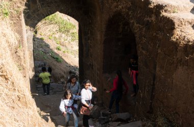 Pune, Maharashtra Hindistan - 10 Aralık 2023: Pune Darwaja Sinhagad kalesinde (Kondhana Killa) Pune yakınlarında.