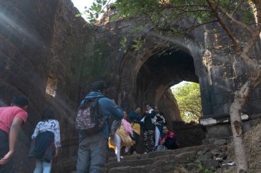 Pune, Maharashtra Hindistan - 10 Aralık 2023: Pune Darwaja Sinhagad kalesinde (Kondhana Killa) Pune yakınlarında.