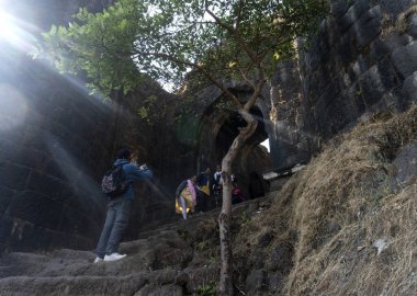 Pune, Maharashtra Hindistan - 10 Aralık 2023: Pune Darwaja Sinhagad kalesinde (Kondhana Killa) Pune yakınlarında.