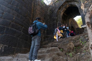 Pune, Maharashtra Hindistan - 10 Aralık 2023: Pune Darwaja Sinhagad kalesinde (Kondhana Killa) Pune yakınlarında.