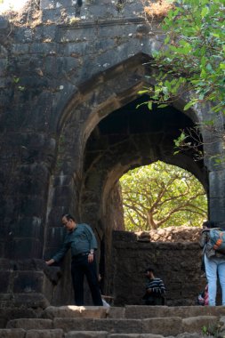 Pune, Maharashtra Hindistan - 10 Aralık 2023: Pune Darwaja Sinhagad kalesinde (Kondhana Killa) Pune yakınlarında.