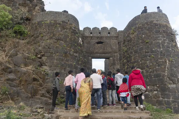 Pune, Maharashtra Hindistan 'da insanlar - 10 Aralık 2023: Pune Darwaja Sinhagad kalesinde (Kondhana Killa).