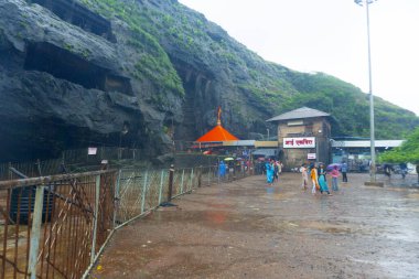 9 Temmuz 2022, Pune, Maharashtra - İnsanlar Lonavala, Hindistan 'daki Bhushi barajındaki su akışının tadını çıkarıyorlar.