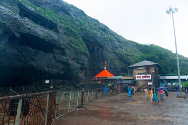 9 Temmuz 2022, Pune, Maharashtra - İnsanlar Lonavala, Hindistan 'daki Bhushi barajındaki su akışının tadını çıkarıyorlar.