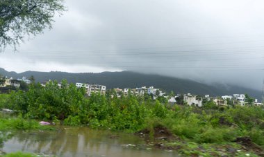 Pune India yakınlarındaki Sinhagad kalesinde sahne. Sinhagad, Hindistan 'ın Pune kentinin yaklaşık 49 km güneybatısında bulunan antik bir tepe kalesidir.