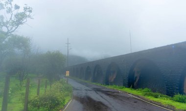 Pune India yakınlarındaki Lonavala 'da muson manzarası. Muson Haziran 'dan Eylül' e kadar Hindistan 'da yıllık yağmur mevsimidir..