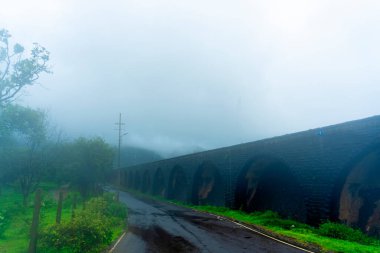 Pune India yakınlarındaki Lonavala 'da muson manzarası. Muson Haziran 'dan Eylül' e kadar Hindistan 'da yıllık yağmur mevsimidir..