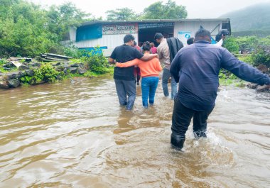 9 Temmuz 2022, Pune, Maharashtra - İnsanlar Lonavala, Hindistan 'daki Bhushi barajındaki su akışının tadını çıkarıyorlar.