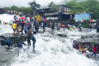 9 Temmuz 2022, Pune, Maharashtra - İnsanlar Lonavala, Hindistan 'daki Bhushi barajındaki su akışının tadını çıkarıyorlar.
