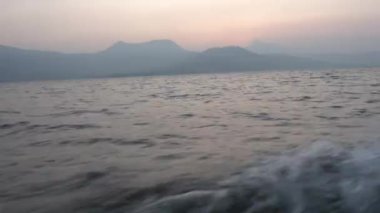 Okyanustaki teknenin güzel manzarası 