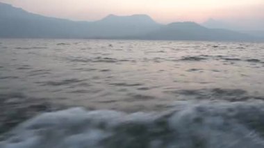 Okyanustaki teknenin güzel manzarası 