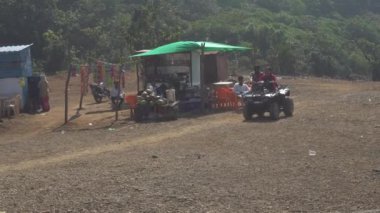  Hindistan 'ın Pune kentinin yaklaşık 49 km güneybatısındaki Sinhagad Hill kalesindeki insanlar