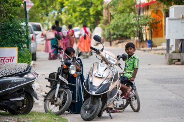 Hindistan 'da motosiklet yanında Hintli çocuklar