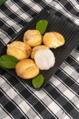 İribaş meyveleri, ekose masa örtüsü üzerinde palmira meyveleri.