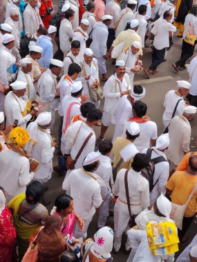 Pune, Maharashtra, Hindistan - 10 Aralık 2023: Pandharpur savaş alayı sırasında Vitthala tapınağına doğru yürüyen hacı kalabalığı