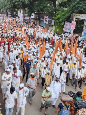 Pune, Maharashtra, Hindistan - 10 Aralık 2023: Pandharpur savaş alayı sırasında Vitthala tapınağına doğru yürüyen hacı kalabalığı